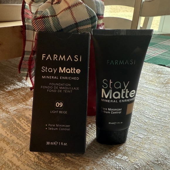 Farmasi Stay Matte Mineral Enriched Foundation Pore Minimizer Light Beige - Picture 1 of 3